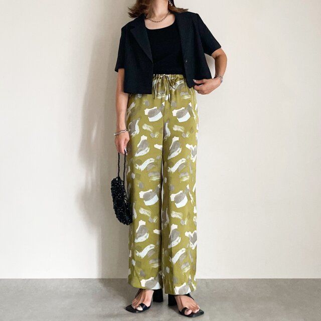 GUハーフスリーブクロップドジャケットと柄ボトムスコーデ