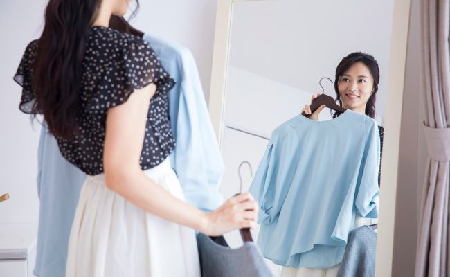 服を合わせる女性