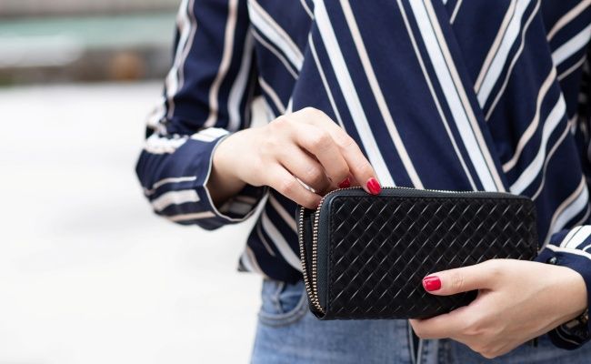 洋服を買う女性