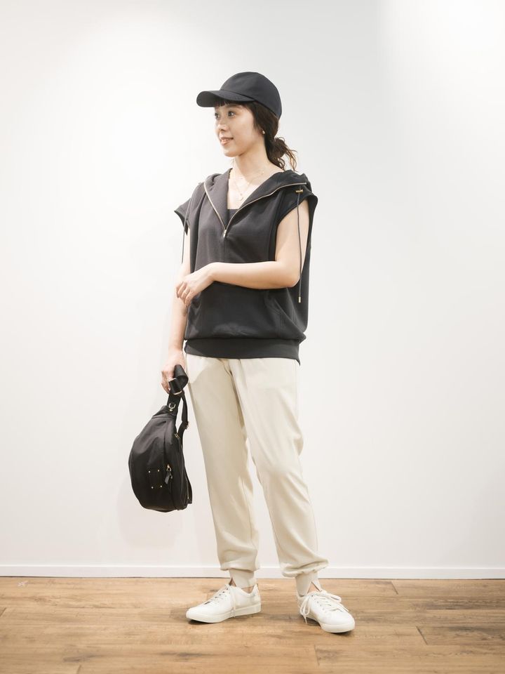 画像: 「ダブルクロスジョガーパンツ」￥13,200、スウェットパーカー￥13,200、キャップ￥4,950、バッグ￥10,450、スニーカー￥13,750すべて【バンヤードストーム】 その他／本人私物（モデル／ukiさん） 出典：バンヤードストーム