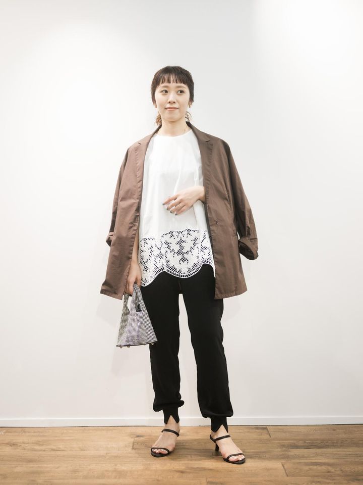 画像: 「ダブルクロスジョガーパンツ」￥13,200、ジャケット￥20,900、プルオーバー￥22,000、サンダル￥16,500すべて【バンヤードストーム】 バッグ￥19,800【マーロン】 その他／本人私物（モデル／ukiさん） 出典：バンヤードストーム