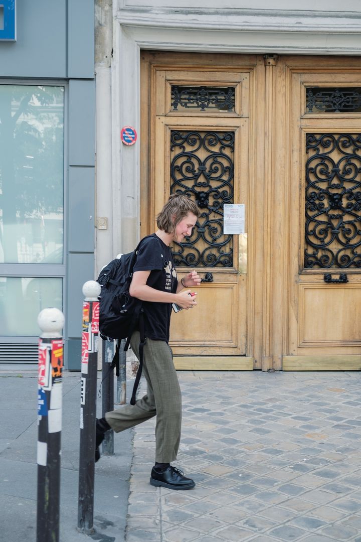 ブラック×ブラウンの配色でラフで大人な雰囲気のコーデ