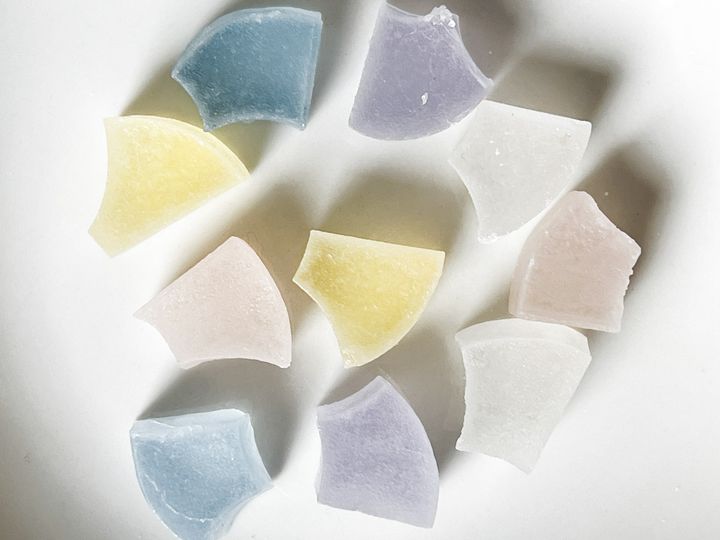 お皿に並んだ「氷彩」の琥珀糖