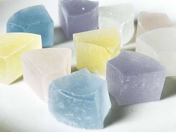 お皿に並んだ「氷彩」の琥珀糖