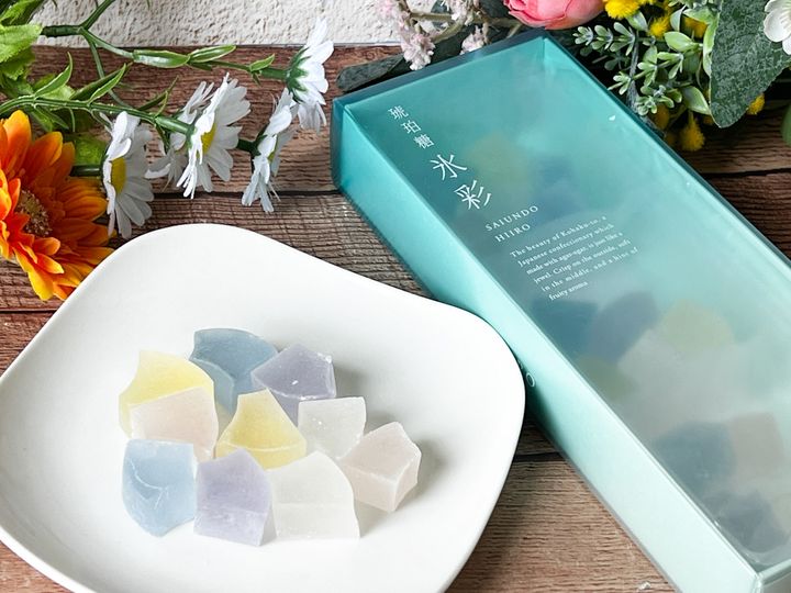 テーブルに並んだ琥珀糖「氷彩」