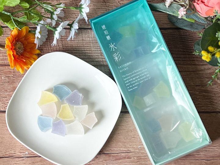 テーブルに並んだ琥珀糖「氷彩」