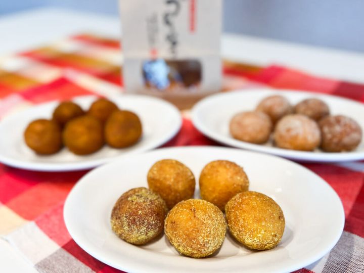 テーブルに並んだ3種類の「丸亀うどーなつ」