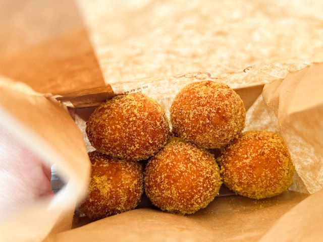 まんべんなくパウダーがかかった「丸亀うどーなつ 塩パイン味」