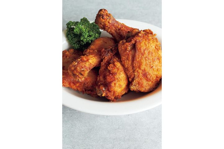 内側までしっかりと味がしみ込んだ“フライドチキン”
