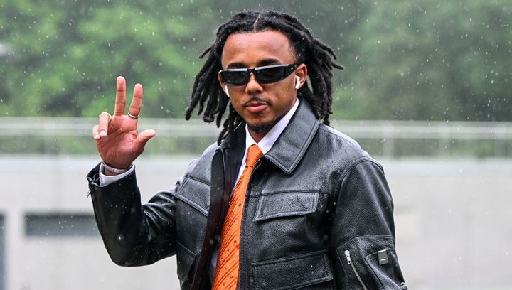 来日のバルセロナDFクンデ、銀座で跳ねる！「スキップマン」とデンベレも反応