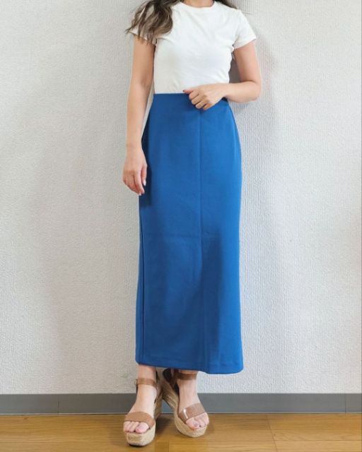 UNIQLO：Cのクレープジャージーナロースカートを着たコーデ