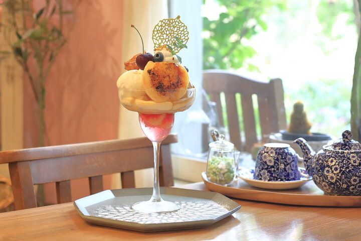ランチやパフェも色とりどり。フラワーアーティストが手掛けるお花いっぱいのカフェ「ハレルゥガーデン」