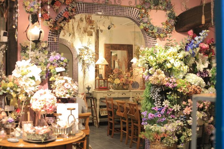 ランチやパフェも色とりどり。フラワーアーティストが手掛けるお花いっぱいのカフェ「ハレルゥガーデン」