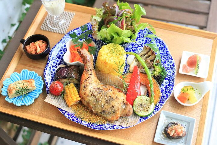 ランチやパフェも色とりどり。フラワーアーティストが手掛けるお花いっぱいのカフェ「ハレルゥガーデン」