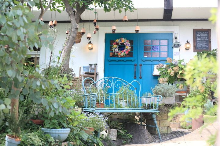 ランチやパフェも色とりどり。フラワーアーティストが手掛けるお花いっぱいのカフェ「ハレルゥガーデン」