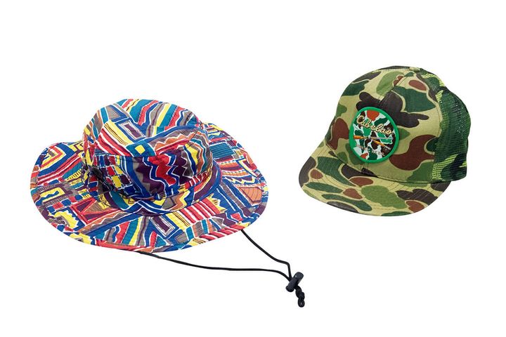 〈EMS〉のハット、〈カベラス〉のキャップ