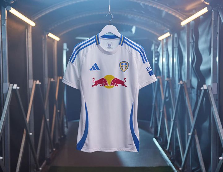 “レッドブル”が新スポンサー！リーズ・ユナイテッド、2024-25新ユニフォームはあの「2頭の雄牛ロゴ」が登場