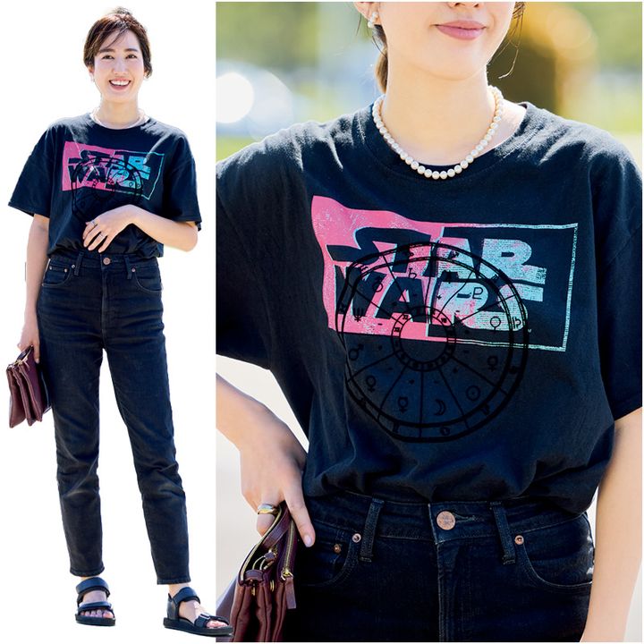 マンネリ回避に効く黒地のヴィンテージTにデニムを合わせたコーデ