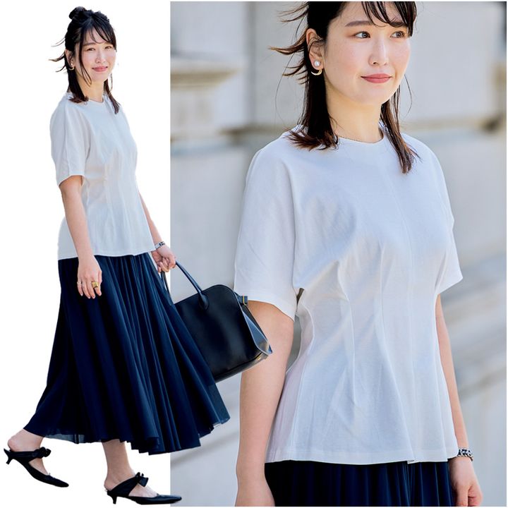 白のウエストタックTにネイビープリーツスカート合わせたきれいめコーデ
