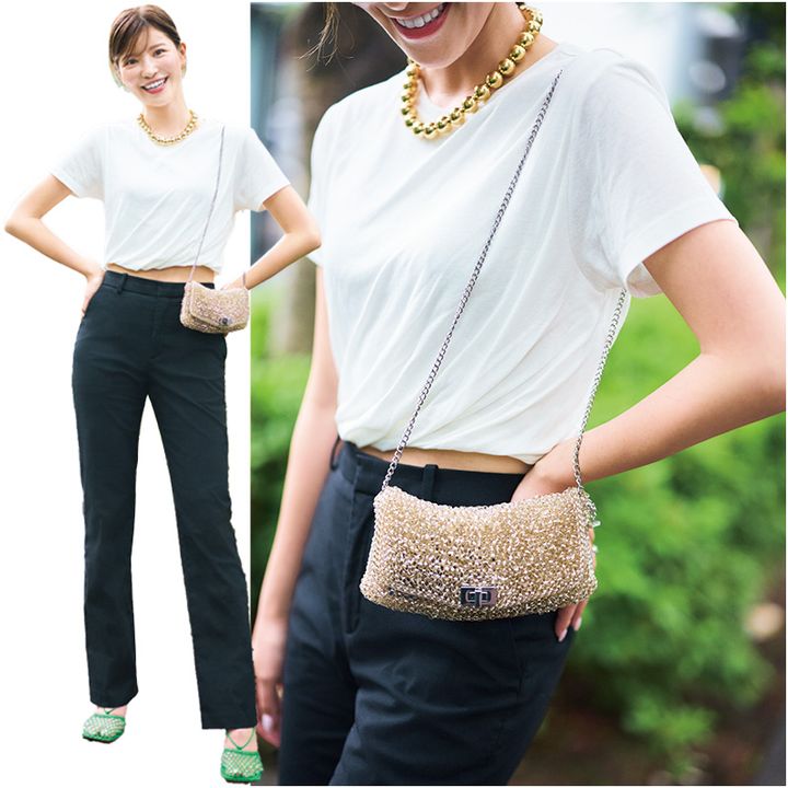 ウエストのねじりディテールが女っぽい白Tに黒パンツを合わせたヘルシーコーデ