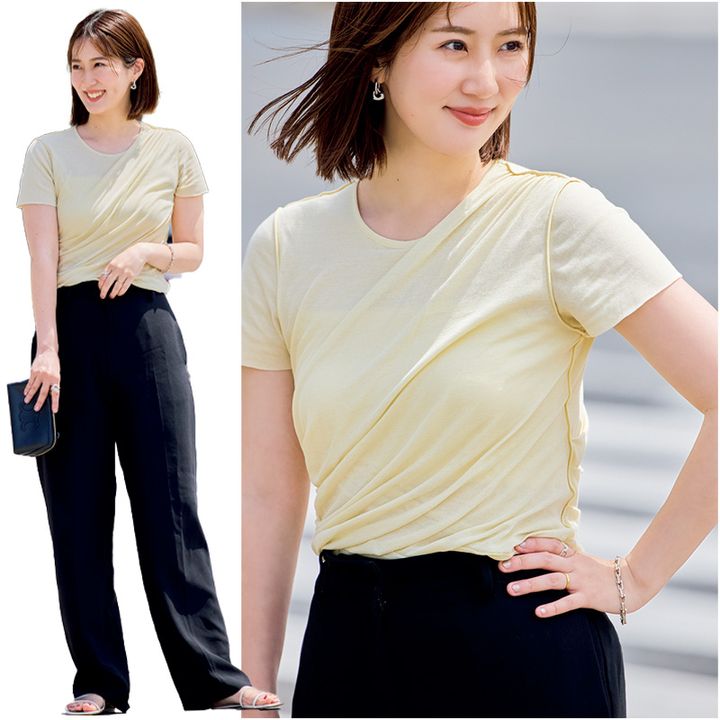 一枚で映えるツイストデザインのイエローTに黒パンを合わせたコーデ