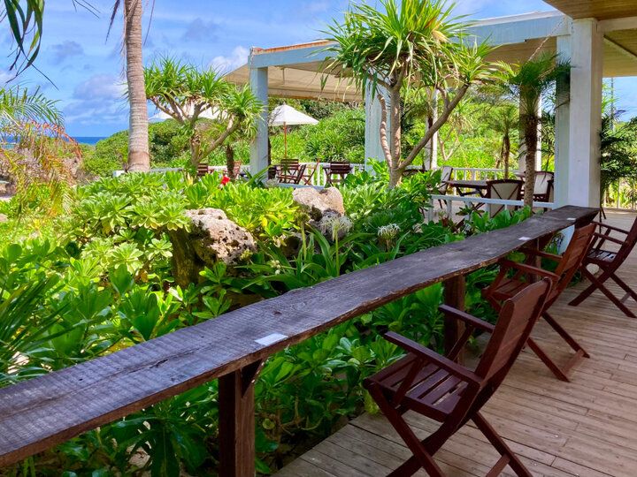 池間ブルーの海を眺めてのんびりランチ♪ 宮古島の絶景カフェ「Ikemajima gelato cafe Ninufa」