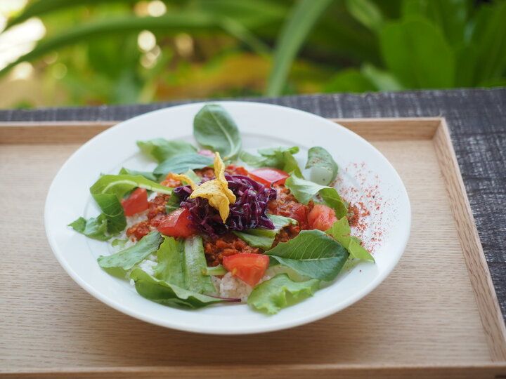 池間ブルーの海を眺めてのんびりランチ♪ 宮古島の絶景カフェ「Ikemajima gelato cafe Ninufa」