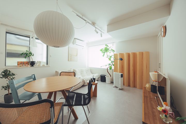 ゴミ箱も食器棚も手放しました…家族で住むオシャレな部屋の実例集3選