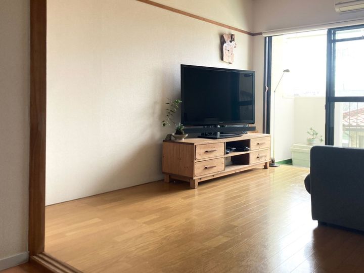 ゴミ箱も食器棚も手放しました…家族で住むオシャレな部屋の実例集3選