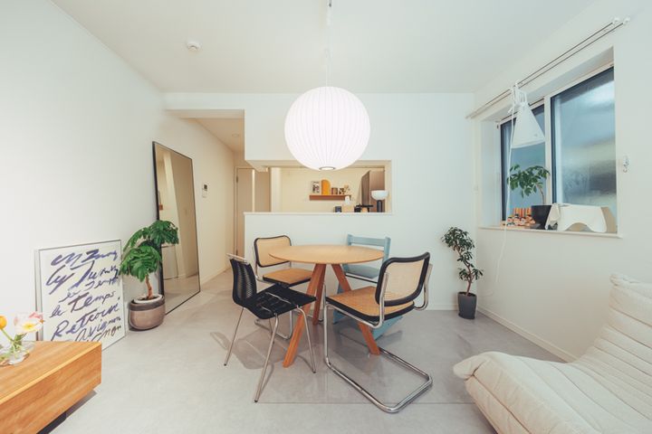 ゴミ箱も食器棚も手放しました…家族で住むオシャレな部屋の実例集3選