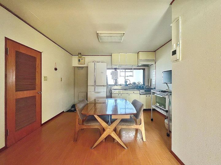 ゴミ箱も食器棚も手放しました…家族で住むオシャレな部屋の実例集3選