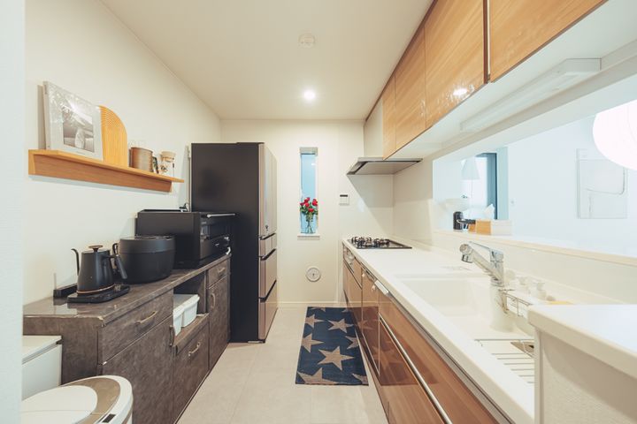 ゴミ箱も食器棚も手放しました…家族で住むオシャレな部屋の実例集3選