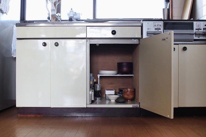 ゴミ箱も食器棚も手放しました…家族で住むオシャレな部屋の実例集3選