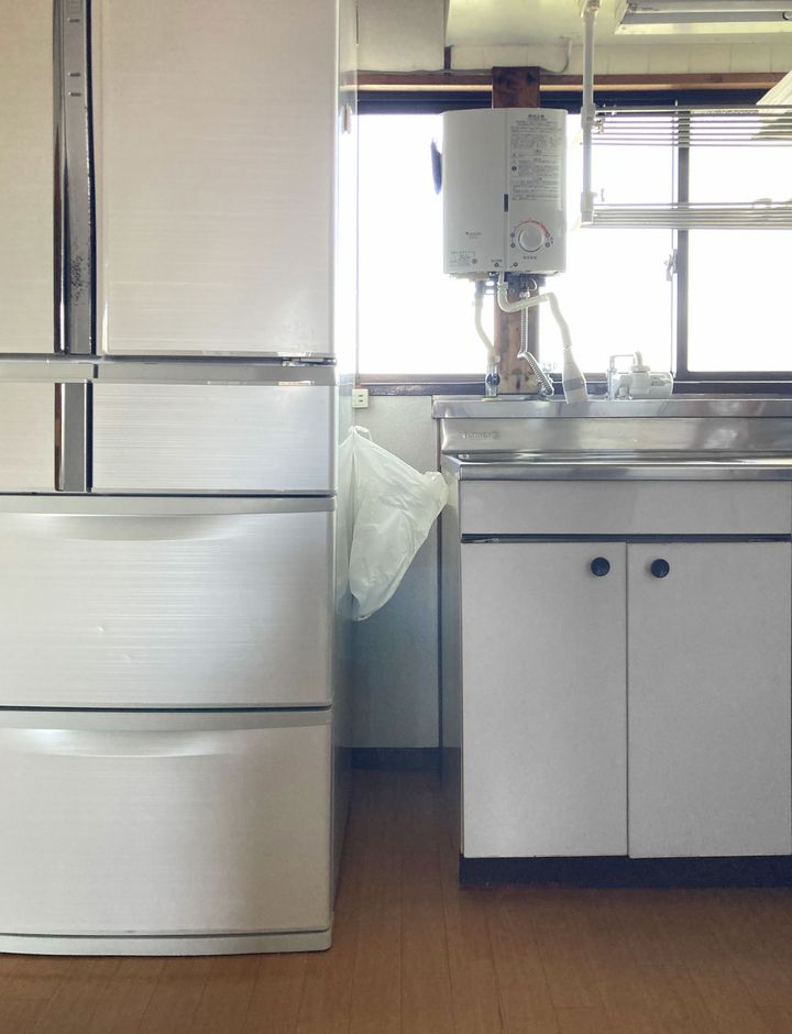 ゴミ箱も食器棚も手放しました…家族で住むオシャレな部屋の実例集3選