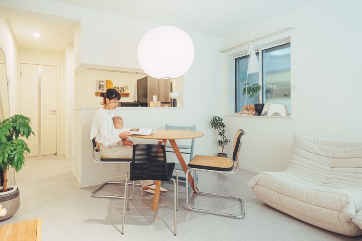 ゴミ箱も食器棚も手放しました…家族で住むオシャレな部屋の実例集3選