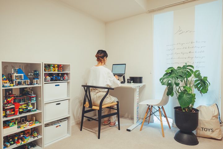 ゴミ箱も食器棚も手放しました…家族で住むオシャレな部屋の実例集3選