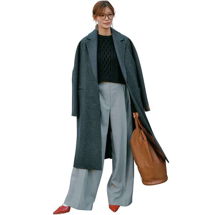 グレーニット×グレーパンツの咲和希さんの写真