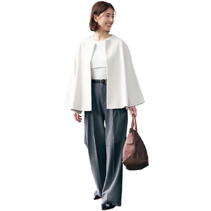 白ジャケット×グレーパンツの読者スナップの写真