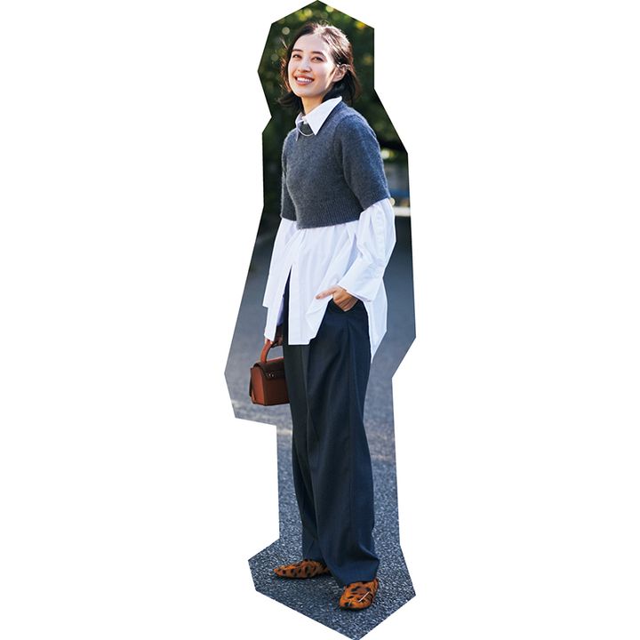 短丈ニット×白シャツ×グレーパンツの岡本あずささんの写真