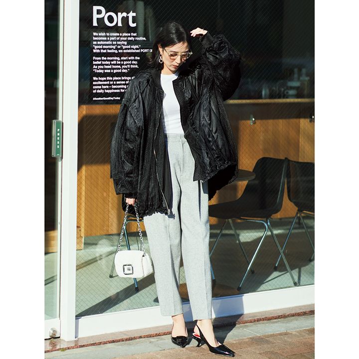 チュールブルゾン×グレーパンツの岡本あずささんの写真