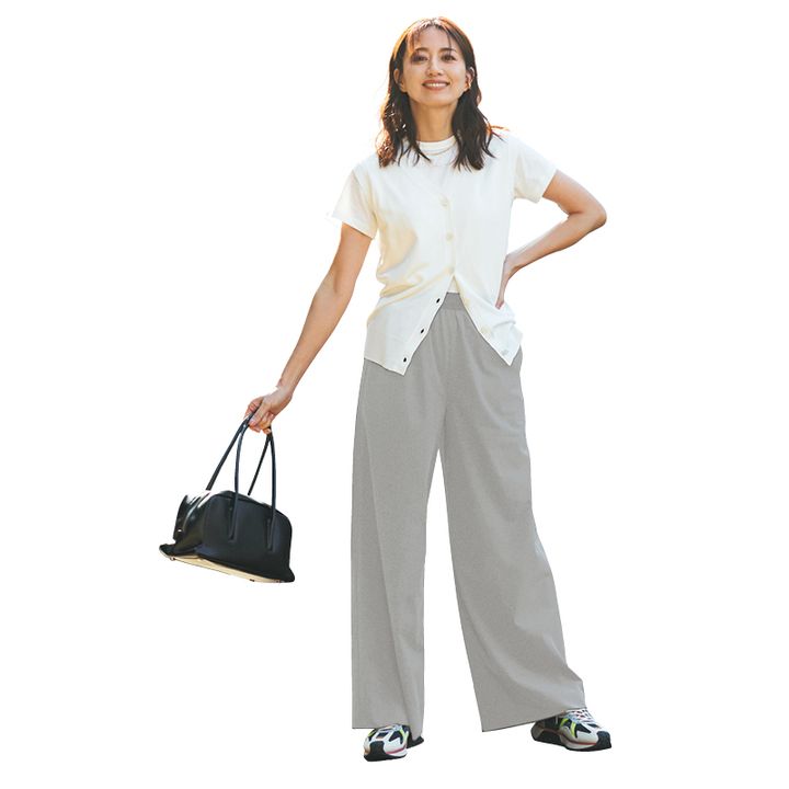 ニットベスト×グレーパンツコーデの東原亜希さんの写真