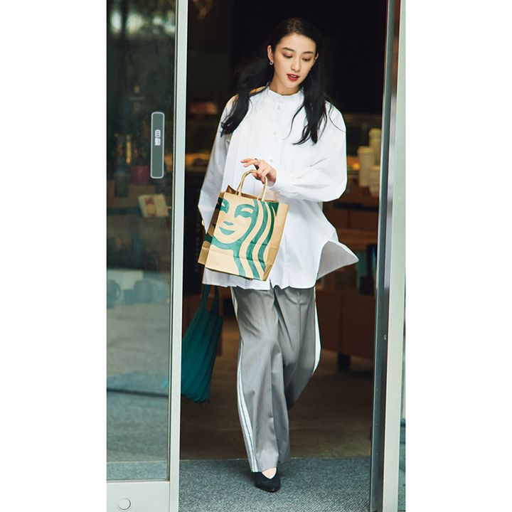 白シャツ×グレーラインパンツの武井咲さんの写真