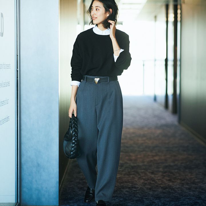 シャツ×クルーネックニット×グレーパンツの岡本あずささんの写真