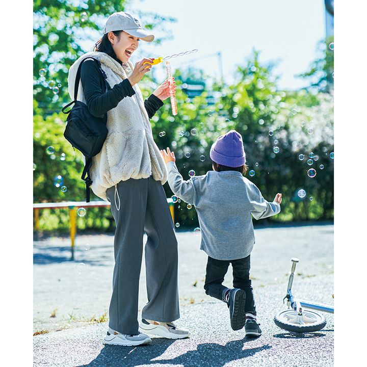 ファーベスト×グレーパンツの岡本あずささんの写真