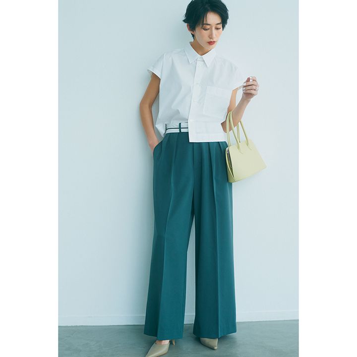 半袖白シャツ×グレーパンツの神山まりあさんの写真