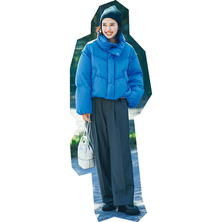 ブルーダウン×グレーパンツの岡本あずささんの写真