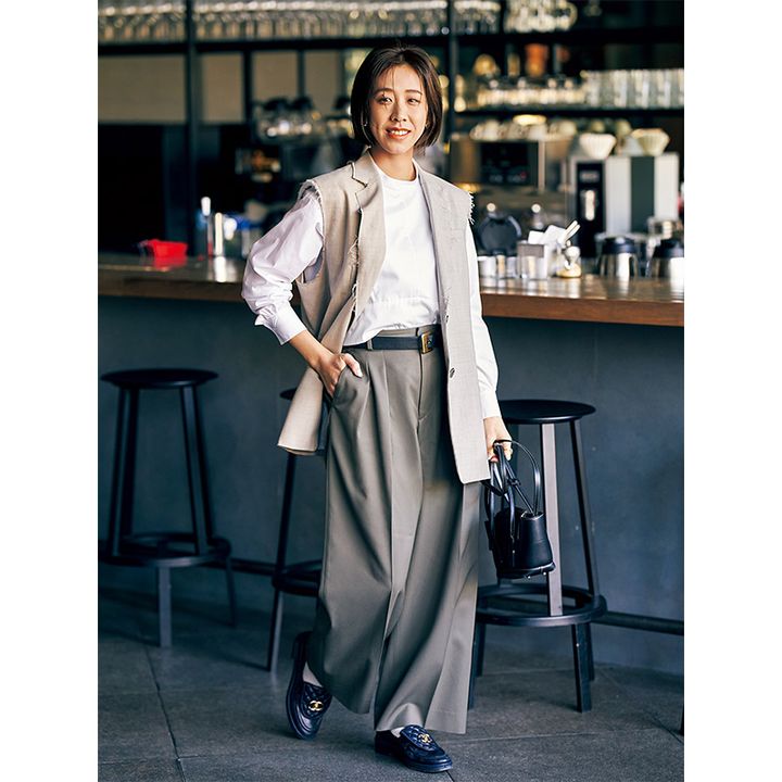 ジレ×グレーパンツの近藤和貴子さんの写真