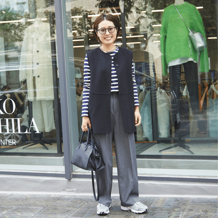 黒ベスト×グレーパンツの読者スナップの写真