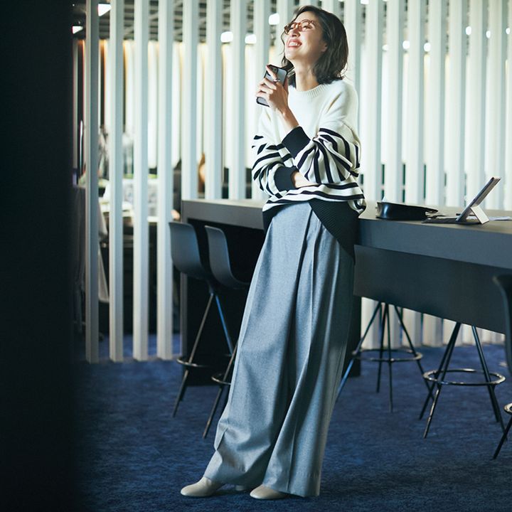 ボーダーニット×グレーパンツの岡本あずささんの写真