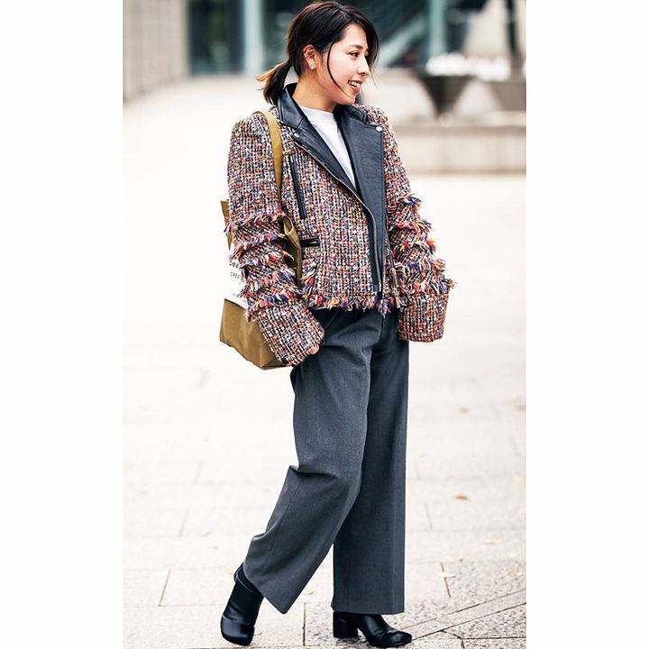 フリンジアウター×グレーパンツの読者スナップの写真